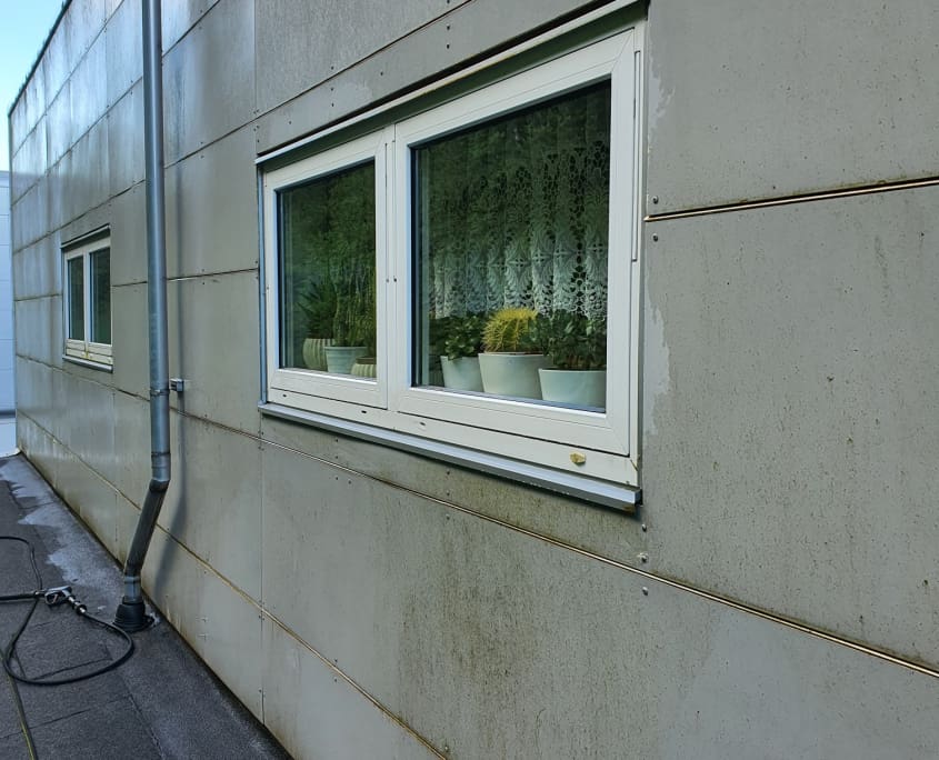 RSV Gruppen vasker vinduer på et næringsbygg i Bergen med ultrarent vann.