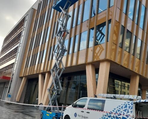 RsV Gruppen Bergen utfører vindus- og fasadevask på bedrift på Vestlandet