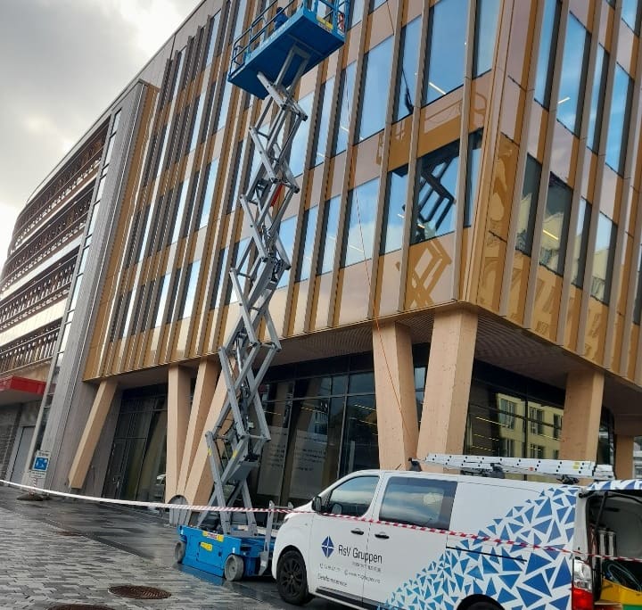 RsV Gruppen Bergen utfører vindus- og fasadevask på bedrift på Vestlandet