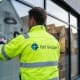 Ansatt i RsV Gruppen fjerner tagging fra vinduer hos Statsforvalteren i Bergen sentrum