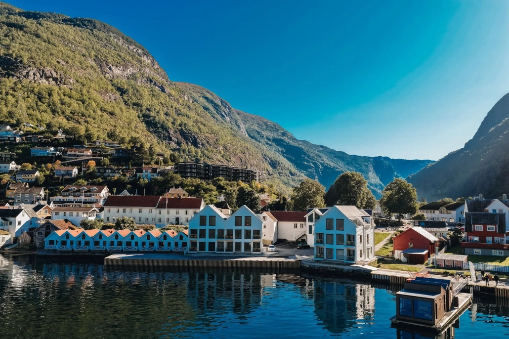 Wangen Apartments vindusvask av RsV Gruppen RsV Gruppen utfører profesjonell vindusvask på store, høye vinduer hos Wangen Apartments i Aurland ved fjorden.