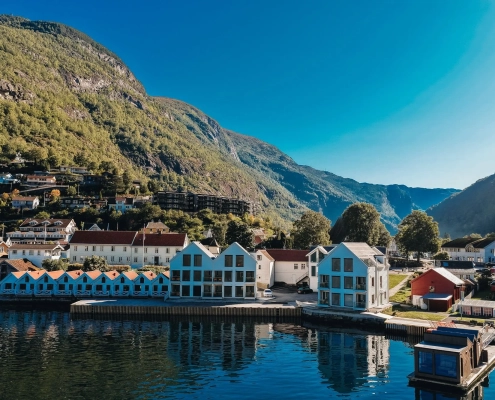 RsV Gruppen utfører profesjonell vindusvask på store, høye vinduer hos Wangen Apartments i Aurland ved fjorden.