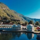 RsV Gruppen utfører profesjonell vindusvask på store, høye vinduer hos Wangen Apartments i Aurland ved fjorden.